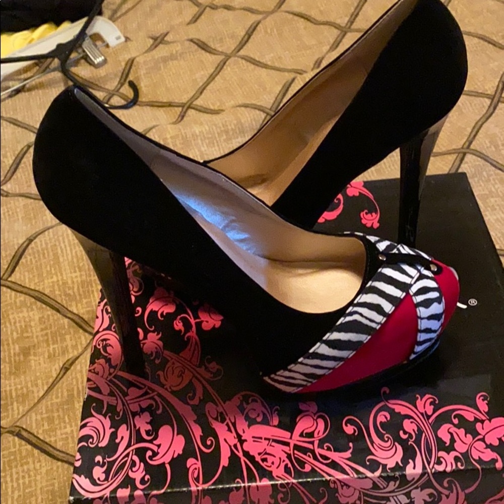 Black red and white velvet pumps